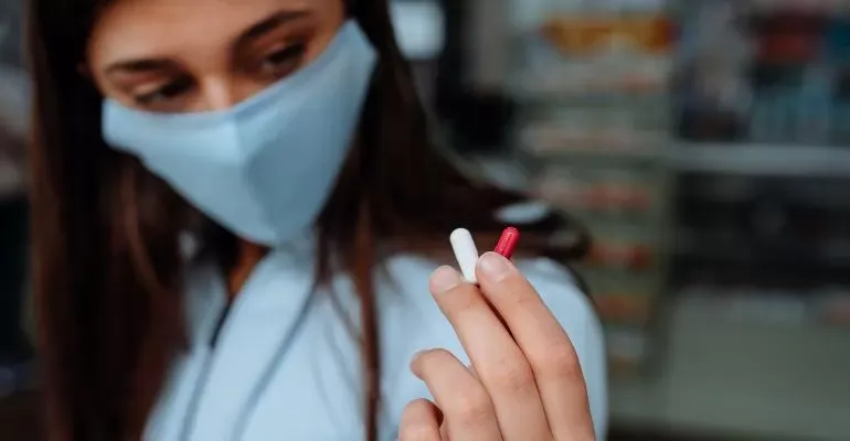woman-in-mask-holding-vitamins.jpg woman-in-mask-holding-vitamins.jpg