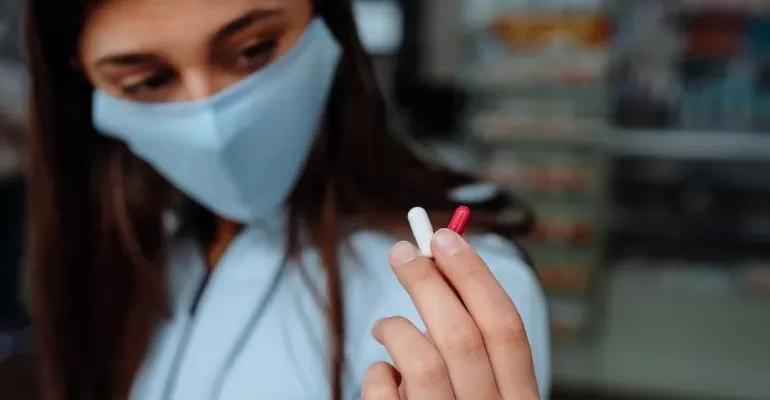 woman-in-mask-holding-vitamins.jpg woman-in-mask-holding-vitamins.jpg