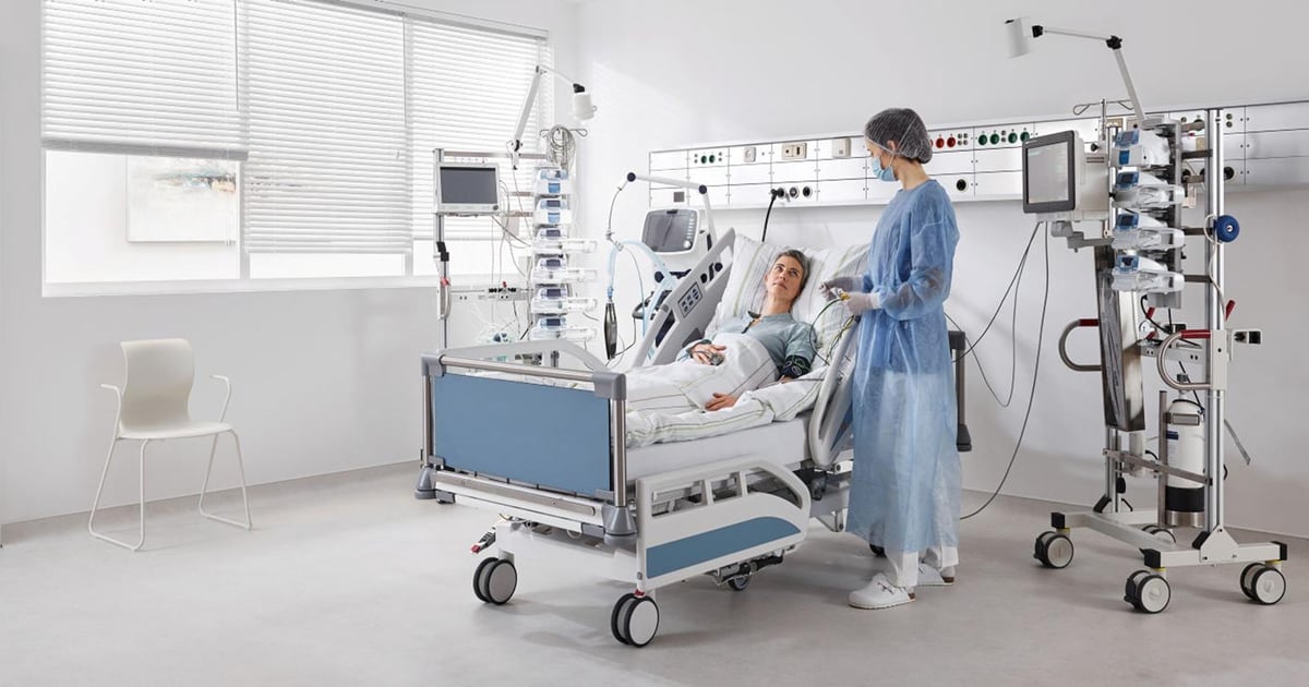 How can hospital beds support nursing staff in the ICU?