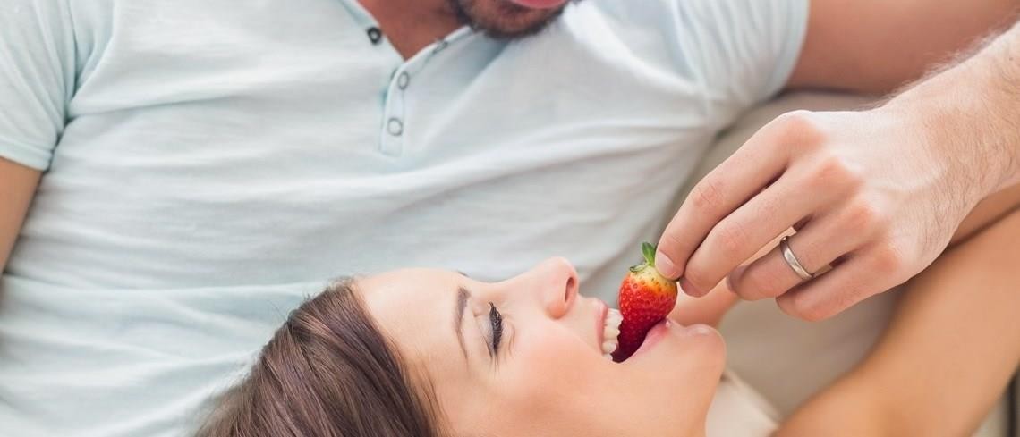 Cómo Hacer Sexo Oral Usando Un Condón Con Sabor A Fresa
