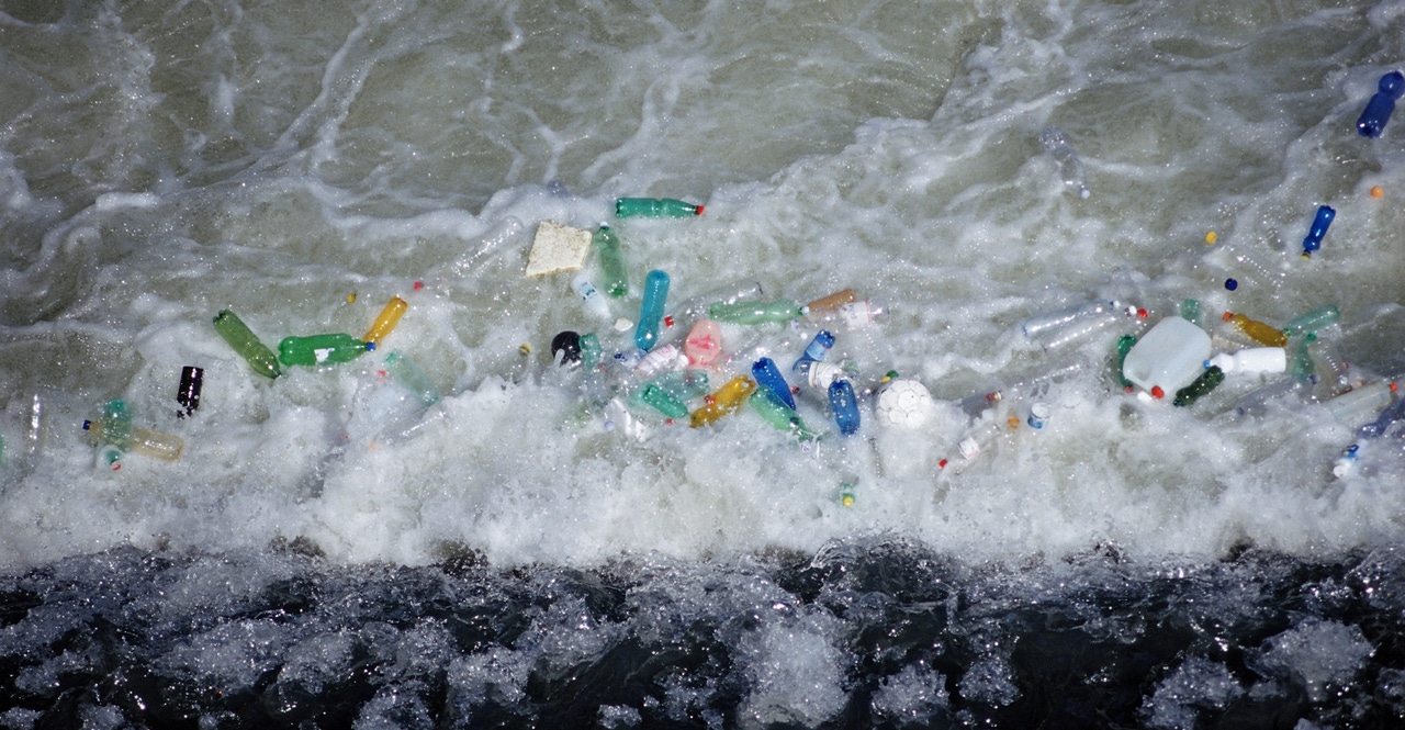 ocean plastic washing up on shore ocean plastic washing up on shore