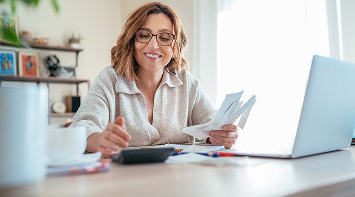 Mężczyzna odchyla się przy biurku i patrzy przez okno