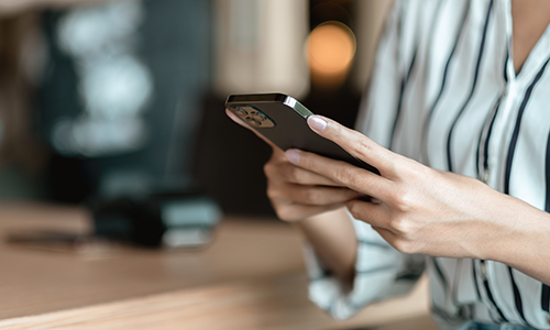 Raisin UK- Person interacting with smartphone