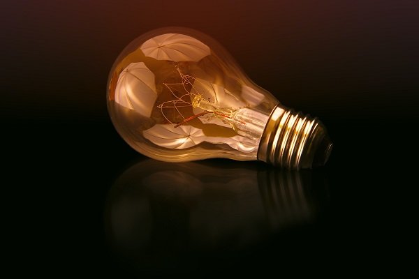 Raisin UK-glowing light bulb