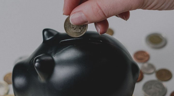 Raisin UK-Coin dropping into piggy bank