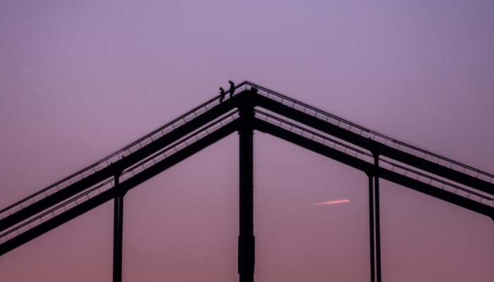 Raisin IE-Silhouetted figures