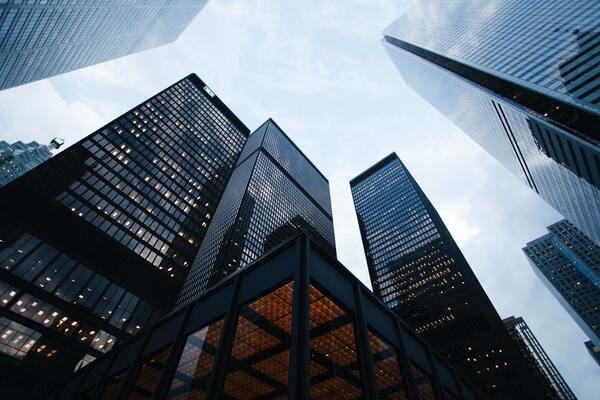 Raisin UK-skyscrapers from street level