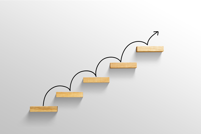 Escaleras con una flecha hacia arriba para representar el crecimiento del PIB en España.