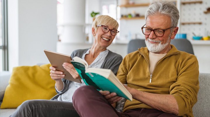 Raisin DE-Älteres Paar beim Lesen eines Buches