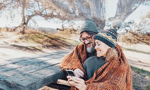 Raisin UK-Couple outdoors wrapped in blanket