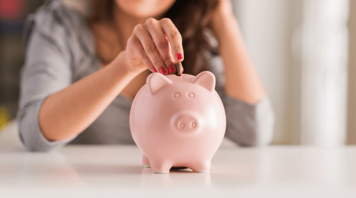 Raisin NL Vrouw stopt geld in spaarpotje