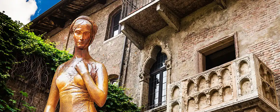 Statue of Juliet with famous balcony in Verona, Italy.webp