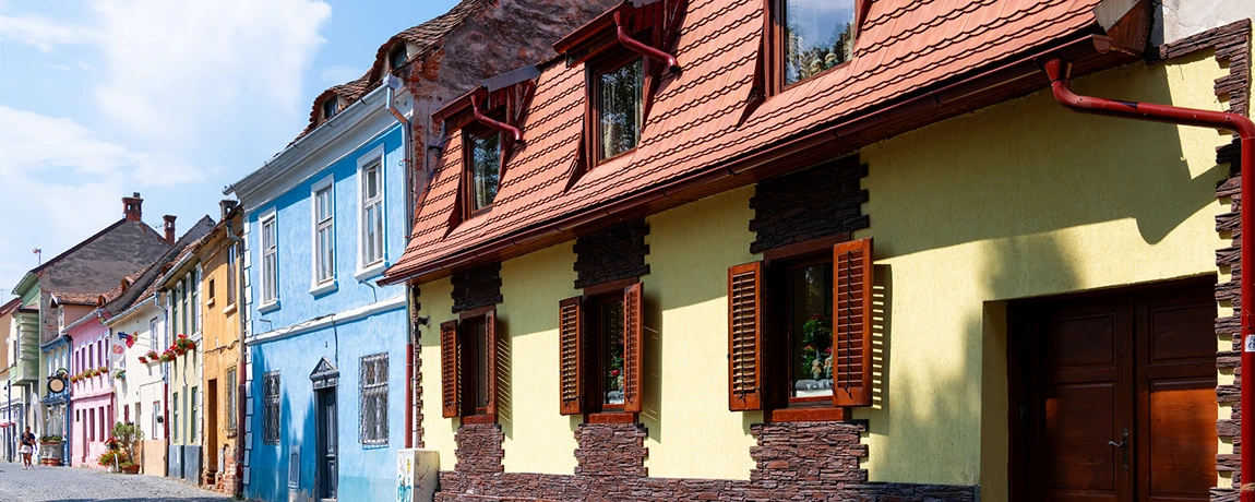 Traditional-multi-coloured-houses-in-old-town-Sibiu-Transylvania-Romania