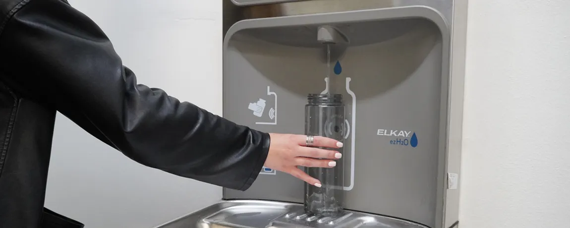 refilling-water-bottle-with-sustainable-fountains.webp