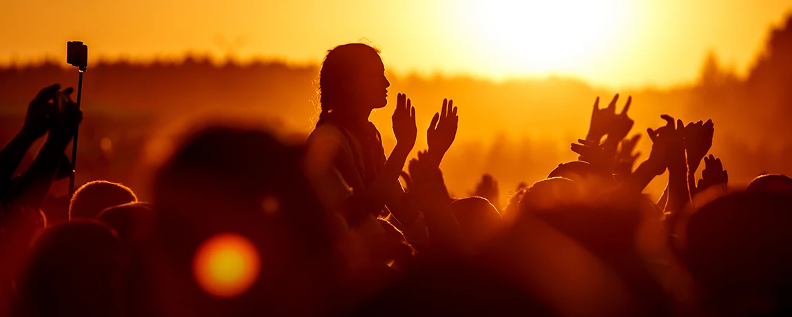 Beach-festival-at-sunset