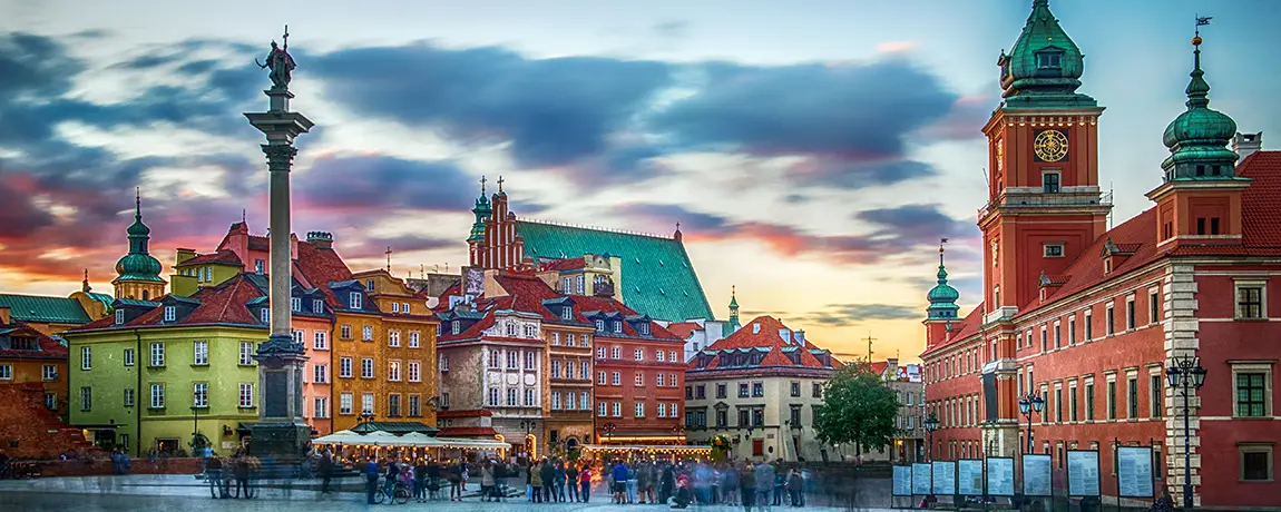 Panoramic-view-on-royal-castle-ancient-townhouses-old-town-in-Warsaw-Poland.webp