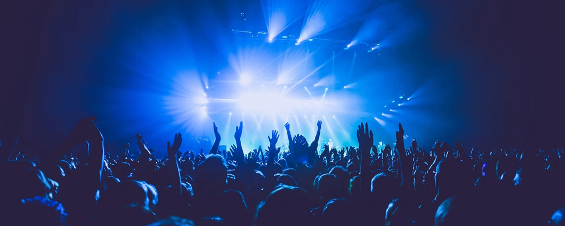 festival-crowd-blue-lights