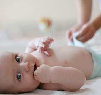 Cómo cambiar los pañales de tu bebé paso a paso
