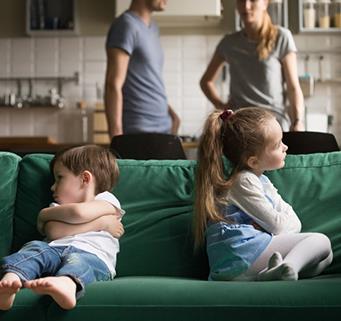 Celos entre hermanos: qué hacer cuando llega un segundo hijo