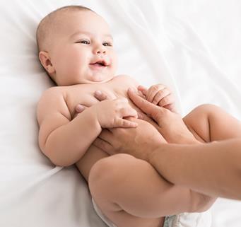 Cómo dar un masaje a tu bebé