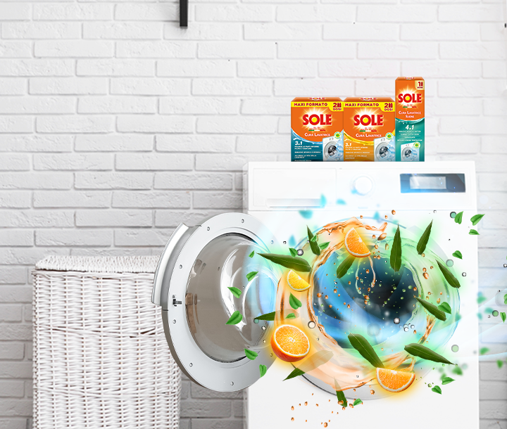 Donna annusa capi bianchi freschi di lavatrice