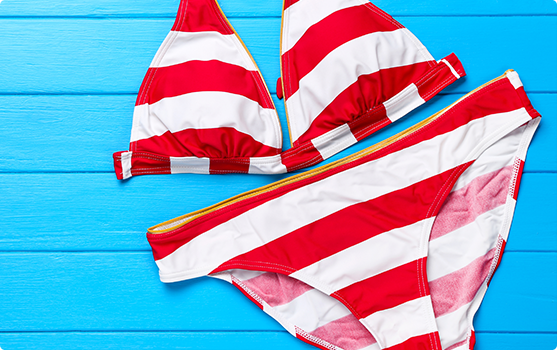 Bikini a righe bianche e rosse su sfondo azzurro