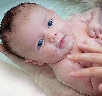 Bañar a tu bebé: todo lo que necesitas saber