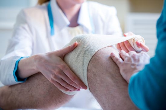 Cómo aliviar el dolor de un esguince de rodilla