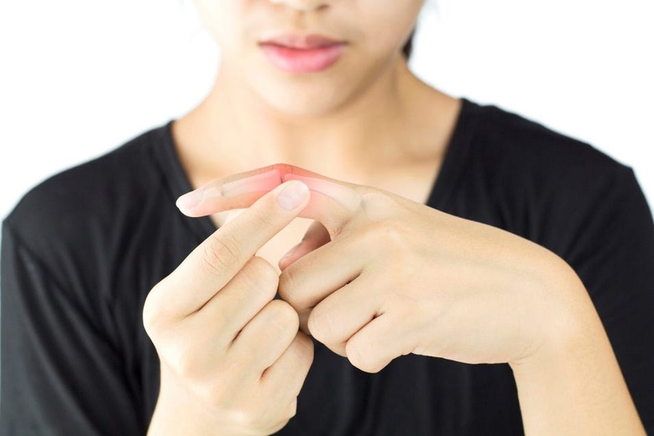 Cómo aliviar un esguince en el dedo