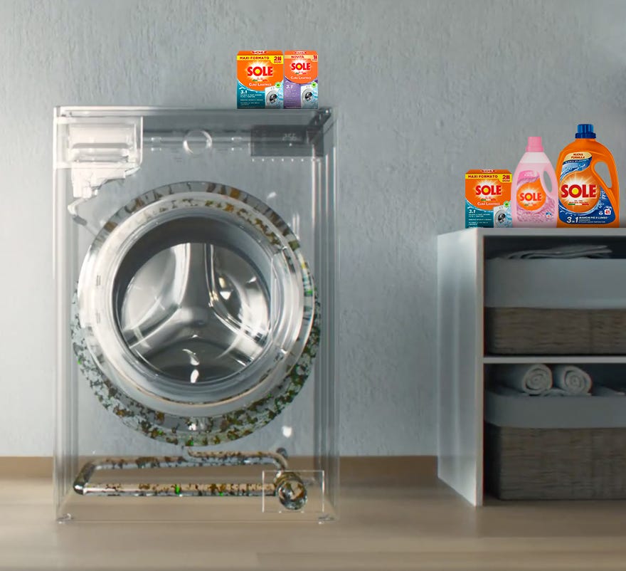 Interni della lavatrice sporchi in una stanza lavanderia