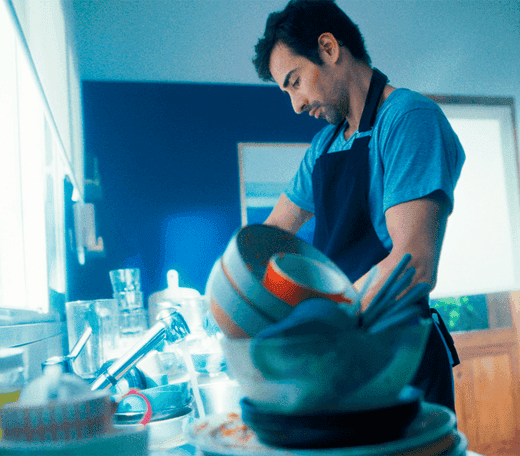 hombre lavando platos