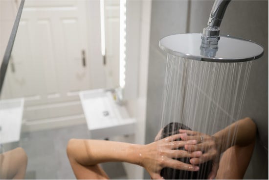 Mujer duchandose en la ducha del baño