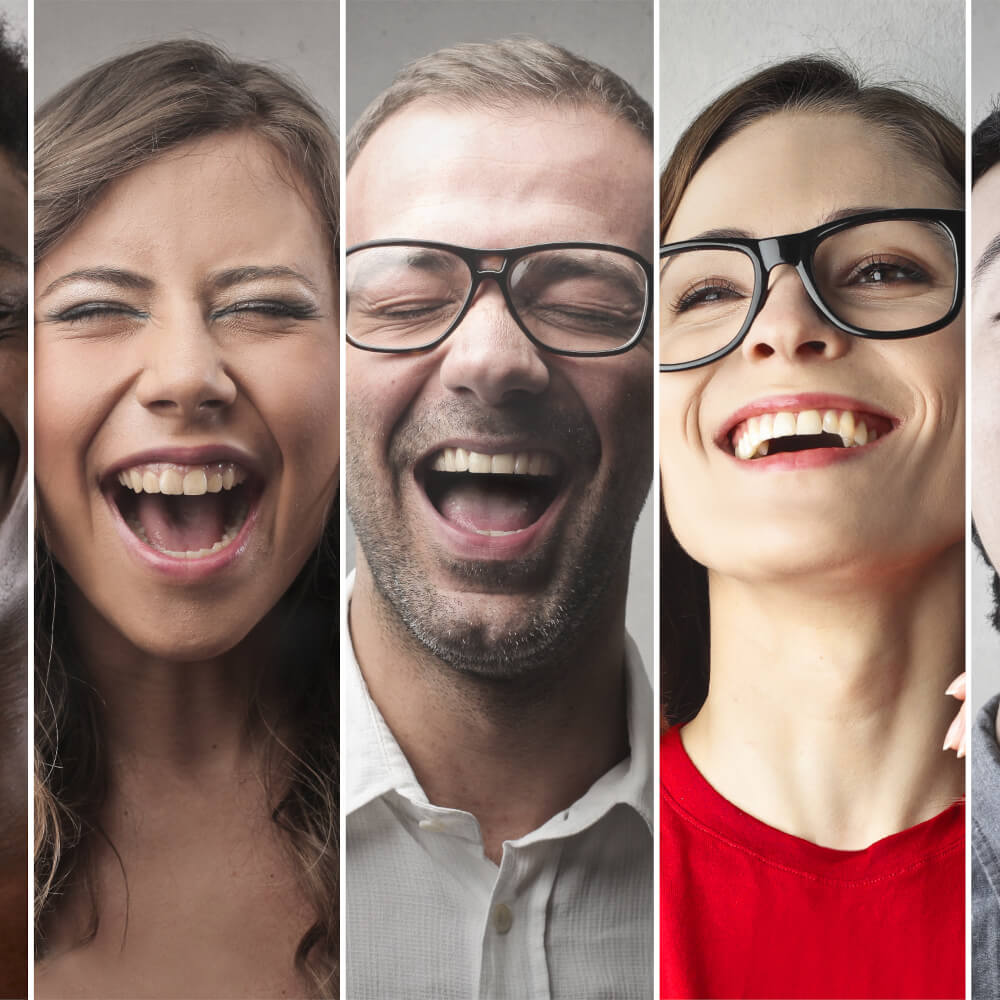 Diferentes caras de personas felices.