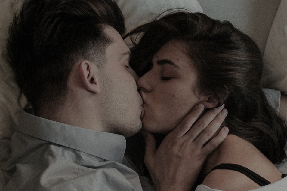 Couple s’embrassant au lit