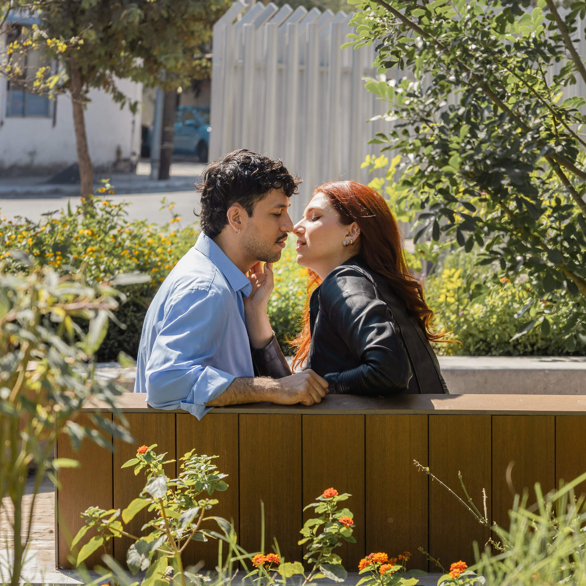 Pareja besandose en el parque