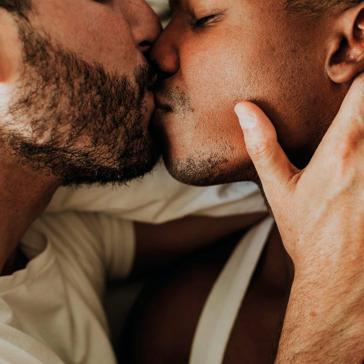dos hombres besandose