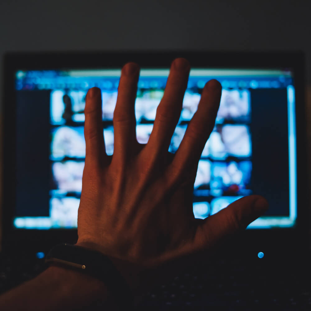 Hombre masturbandose viendo una computador