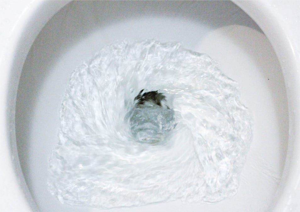 Agua corriendo en la taza del inodoro