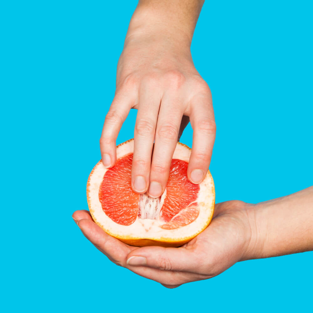 Hombre tocando una toronja