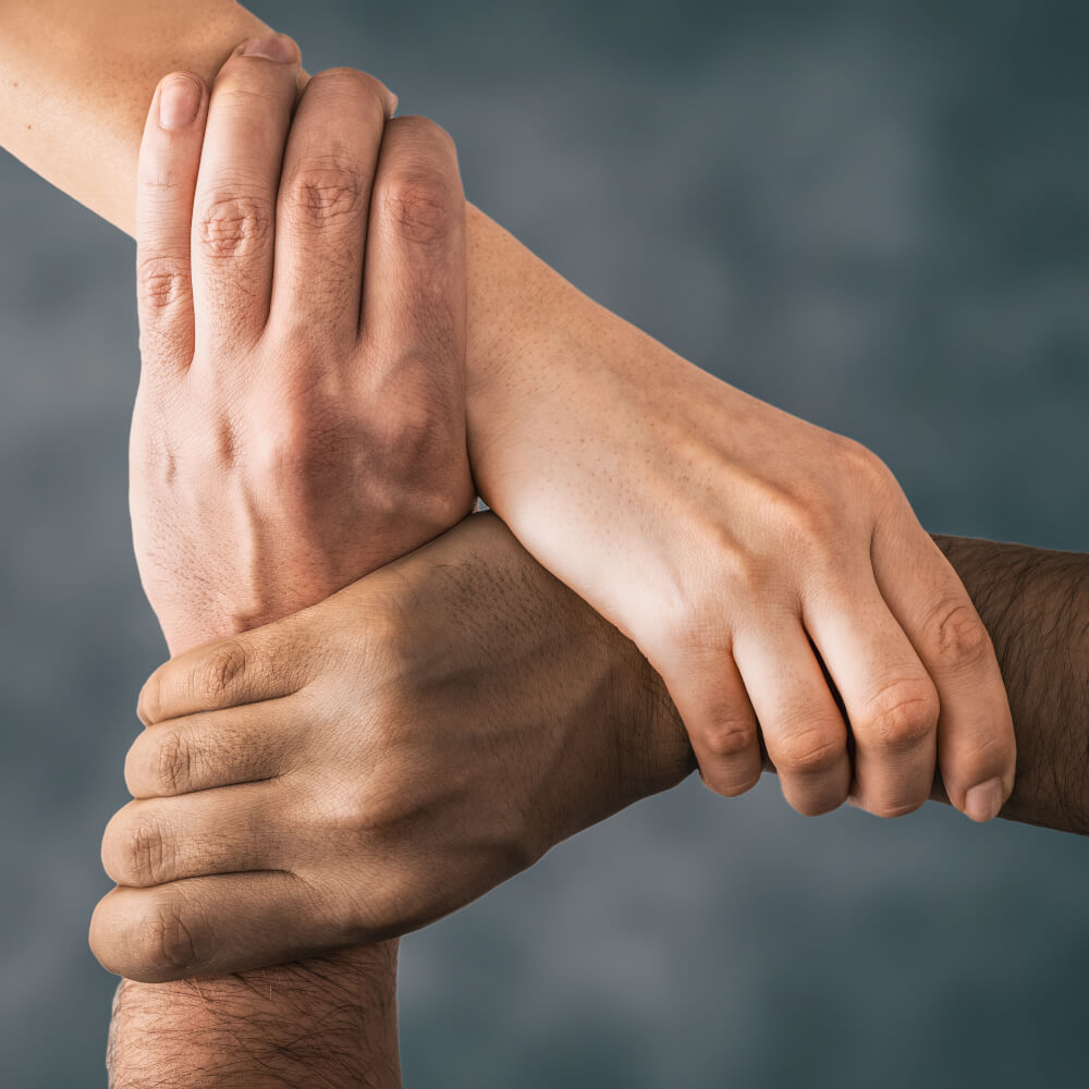 Manos tomandose demostrando fuerza
