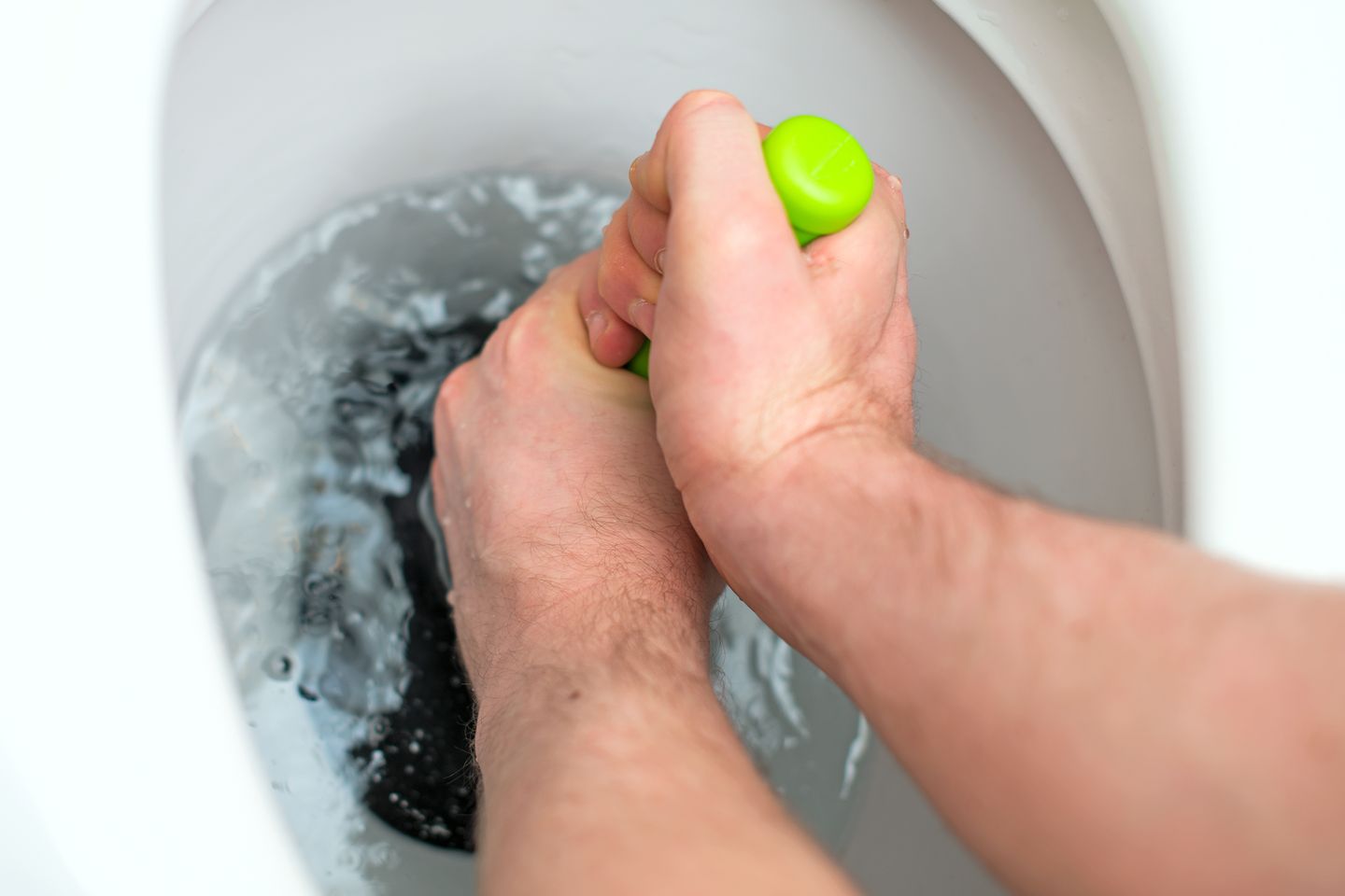 Como desentupir o vaso sanitário corretamente?