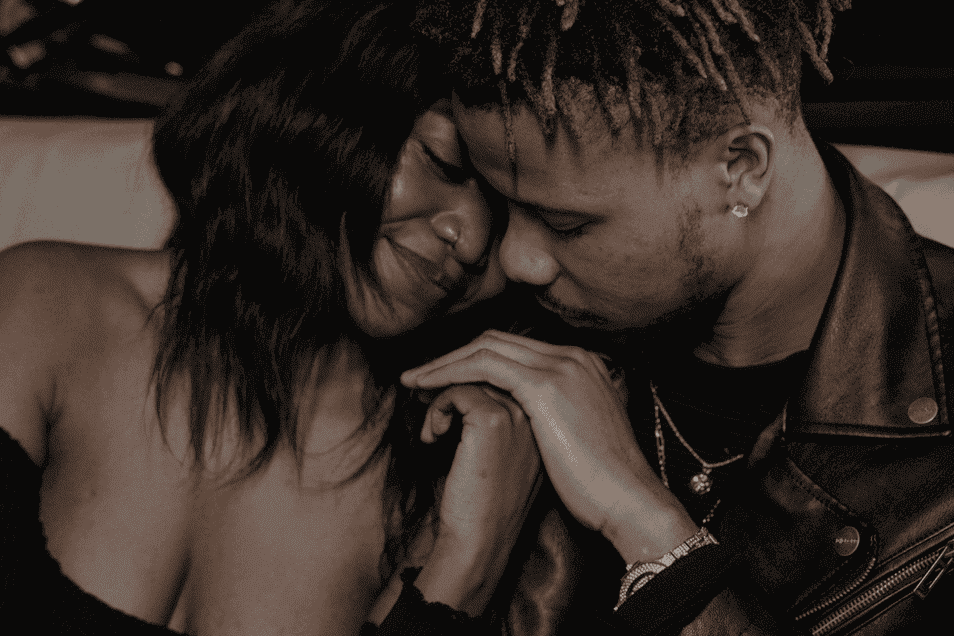 Un couple est sur le point de s’embrasser, tout en renforçant leur intimité.