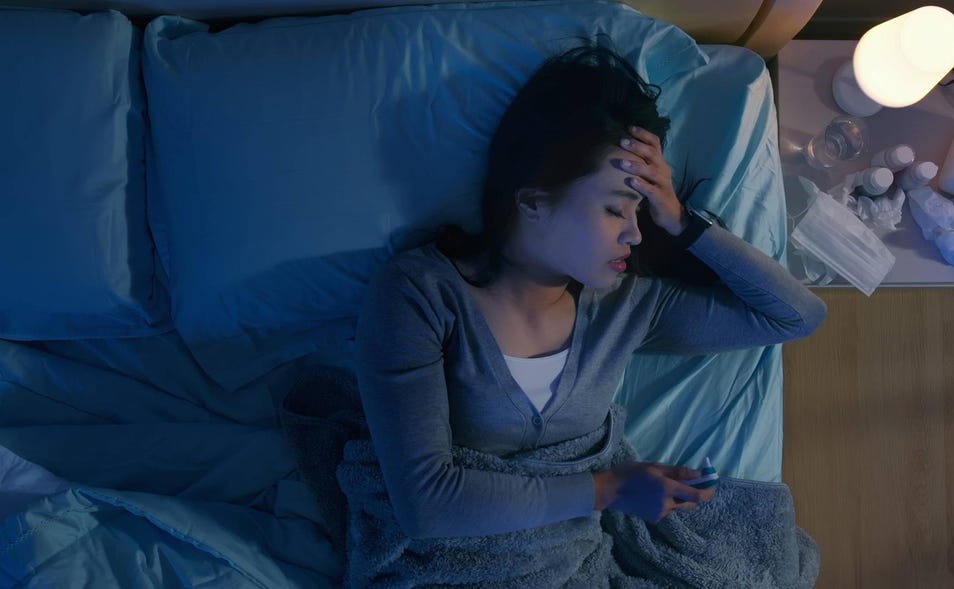 Por que a gripe piora à noite? Saiba como melhorar os sintomas para dormir melhor