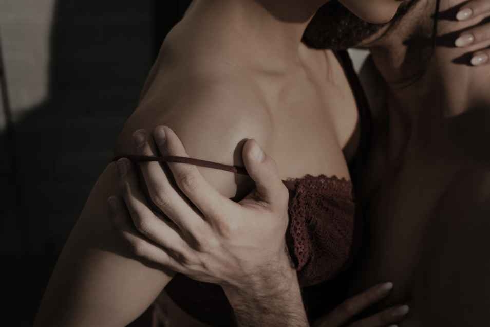 Un couple se déshabille pour pimenter sa vie sexuelle