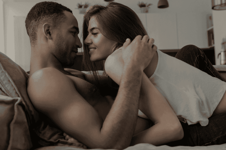 Un couple fait monter la température grâce aux préliminaires.