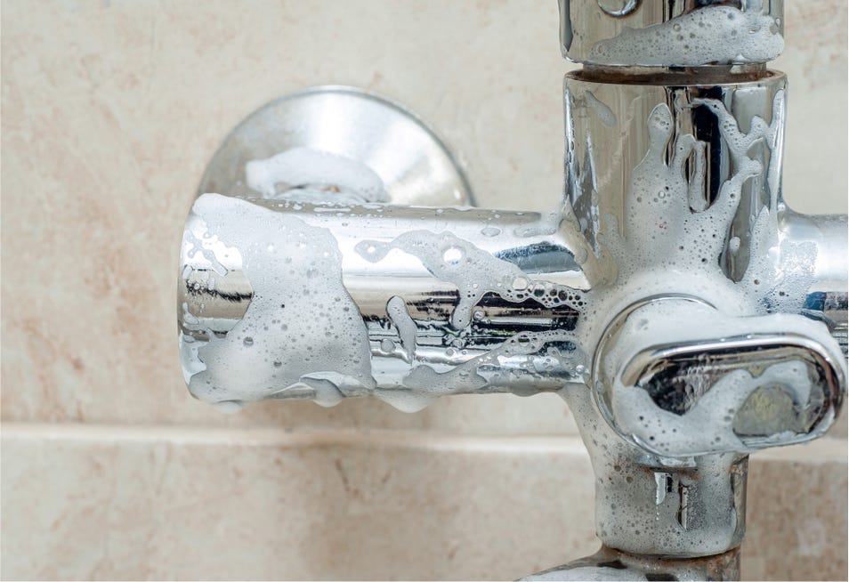 Llave del baño con espuma