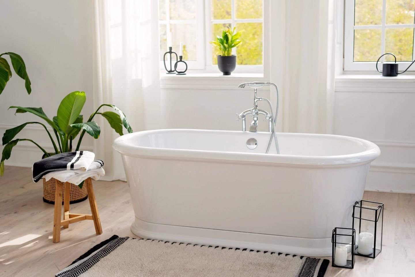 حوض استحمام مستقل أبيض اللون في الحمام