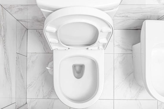 image d'une toilette vue d'en haut