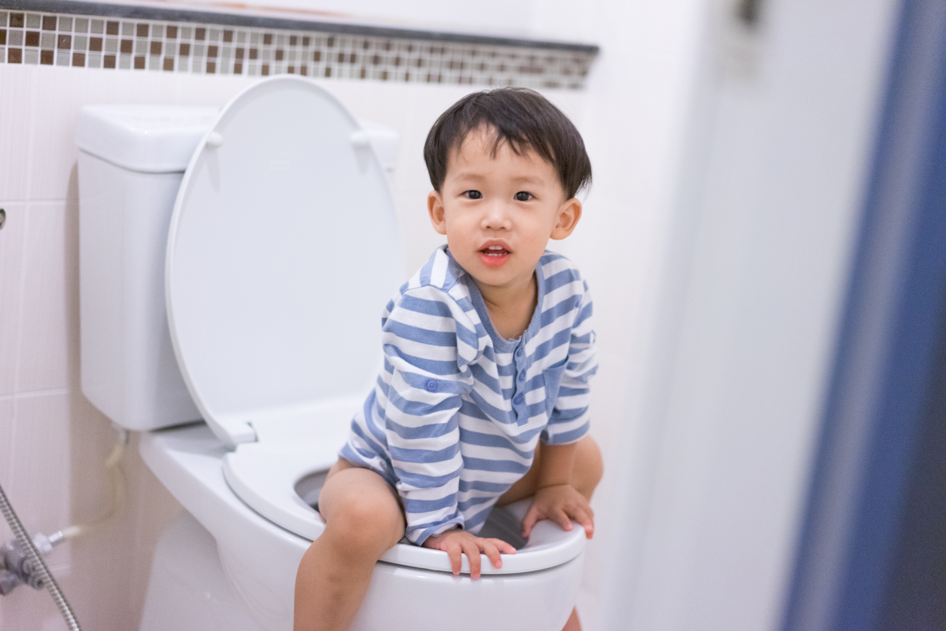 Comment se débarrasser de l'eau jaunâtre des toilettes ?