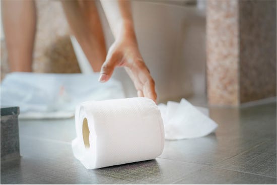 Papel higiénico en el piso